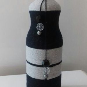 Garrafa grande vidro decorada com barbante preto e branco